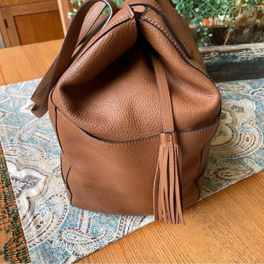 Michael Kors Ashbury Large Leather Tote Bucket Bag Camel Gold Tone Tassel - Picture 14 of 15